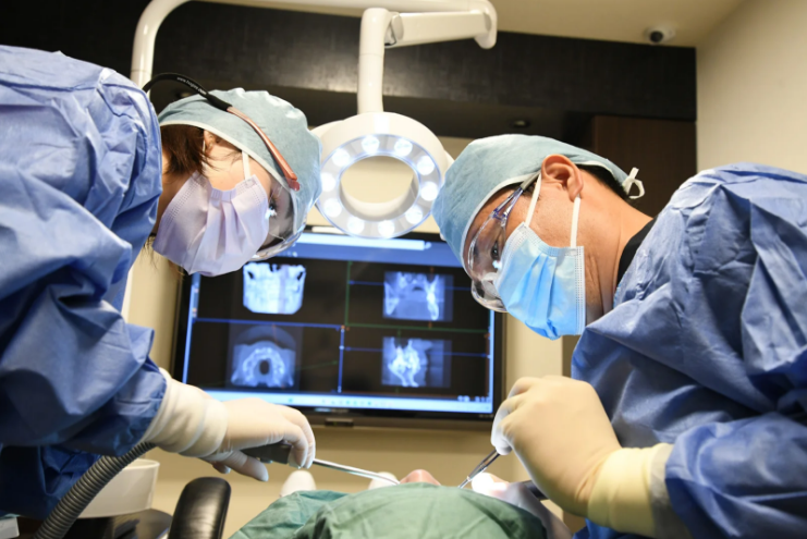 「切らない/縫わない/腫れない」インプラント