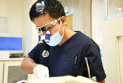 高倍率ルーペ・マイクロスコープで精密治療